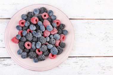 buzlu meyve renk ahşap zemin üzerinde plaka üzerinde