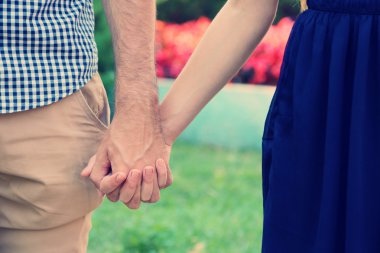 Genç çift elele, açık havada