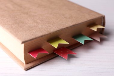 ahşap zemin üzerinde yer imleri ile kitap