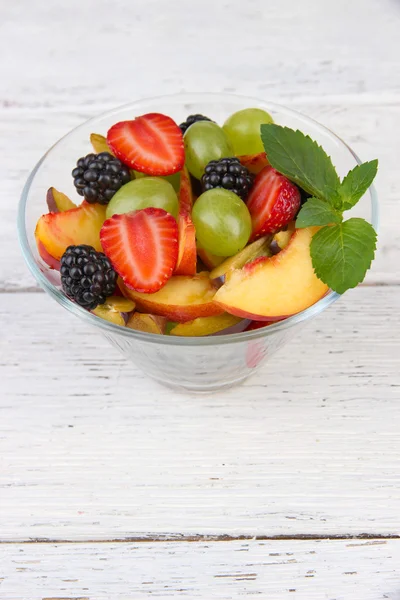 Ensalada de frutas frescas y sabrosas en la mesa de madera —  Fotos de Stock