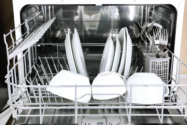 Открытая посудомоечная машина с посудой — стоковое фото
