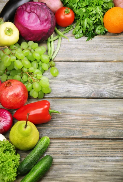 Sommar ram med färska ekologiska grönsaker och frukt på trä bakgrund — Stockfoto