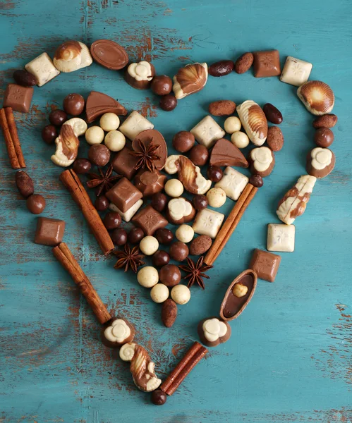 Différents types de chocolats sur table en bois close-up — Photo