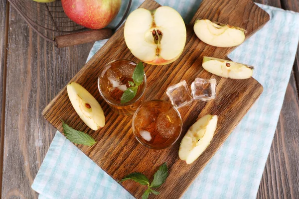 Натюрморт с аппетитным яблочным сидр в бочке и свежие яблоки — стоковое фото