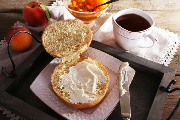 Light breakfast with cup of tea and homemade jam on wooden table — Stock Photo, Image