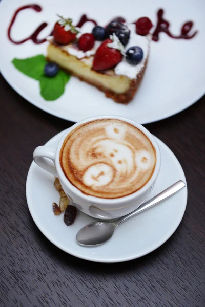 Чашка кофе с милым рисунком в кафе — стоковое фото