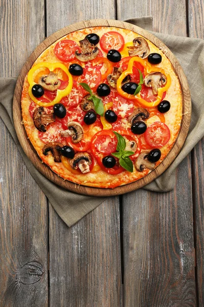 Pyszna pizza serwowana na drewnianym stole — Zdjęcie stockowe