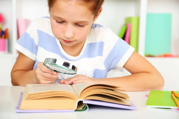 Söt flicka på arbetsplatsen i klassrummet — Stockfoto