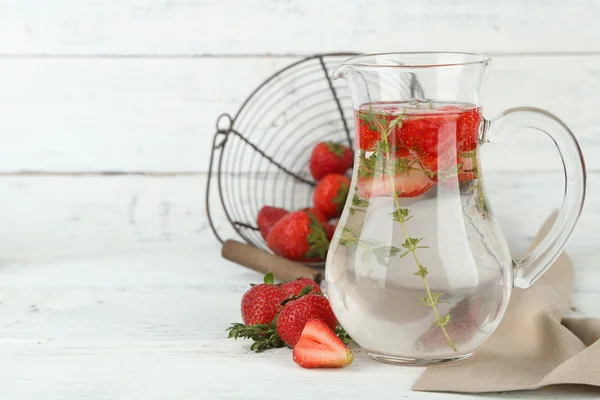 Sabrosa bebida fresca con fresas y tomillo, sobre fondo de madera — Foto de Stock