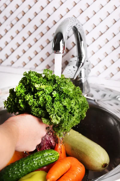 Lavado de verduras, primer plano — Foto de Stock