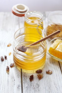 ahşap masa üzerinde taze bal