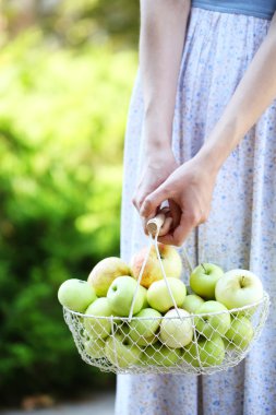 sepet elma açık havada tutan kız
