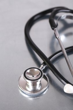 Stetoskop ışık arka plan üzerinde