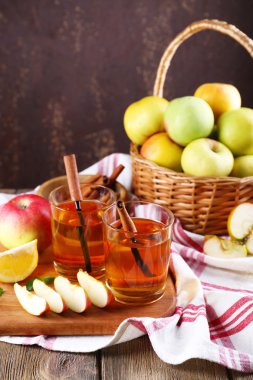 elma suyu ve ahşap masa üzerinde taze elma ile natürmort