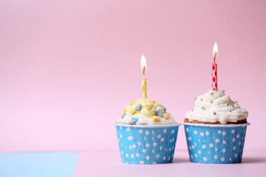 Lezzetli doğum günü kek pembe bir arka plan üzerinde masada