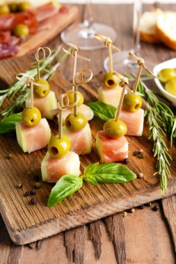 Tablo yakın çekim üzerinde prosciutto ile lezzetli kavun