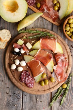 Tablo yakın çekim üzerinde prosciutto ile lezzetli kavun