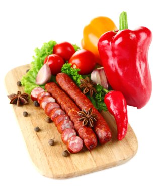 kesme tahtası üzerinde beyaz izole, sebze ve ince Sosis füme