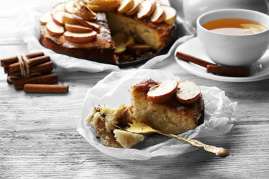 ev yapımı elma turtalı üzerinde sunulan tablo, yakın çekim