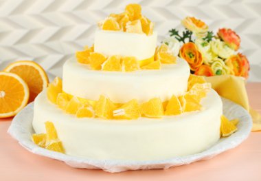 portakal ışık arka plan üzerine ile güzel düğün pastası