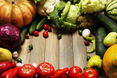 ahşap masa üzerinde taze organik sebze yakın çekim