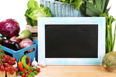 ahşap masa, tahta ile taze organik sebze yakın çekim