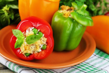 plaka ve taze otlar, baharatlar ve sebzeler, ahşap zemin üzerinde hazırlanan biber dolması ile kompozisyon