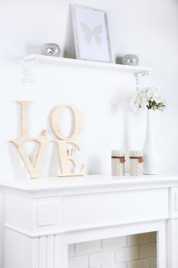 rahat oturma odasında güzel süslemeleri ile şömine