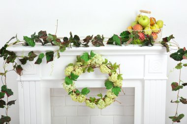 rahat oturma odasında güzel süslemeleri ile şömine