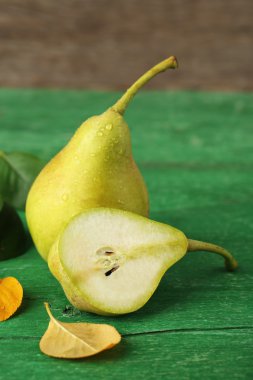 ahşap masa üstünde lezzetli olgun armut