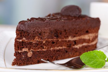 Doğal zemin üzerine ahşap masa üzerinde plaka üzerinde çikolatalı kek parçası