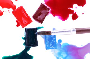 Suluboya boya küpleri ile fırça ve dökülen boya beyaz izole