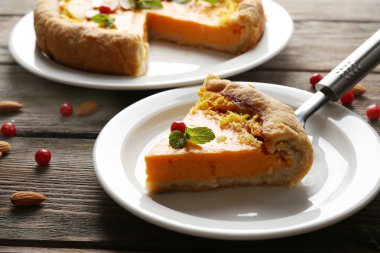 Ev yapımı balkabağı turtası.