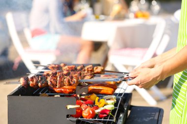 Genç arkadaşlar sahip Barbekü parti, açık havada