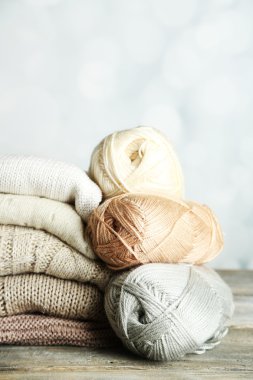 Işık arka plan üzerinde iplik ve giysileri örgü