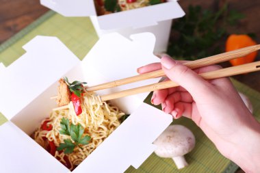 Paket servisi olan restoran kutusunda Çin eriştesi
