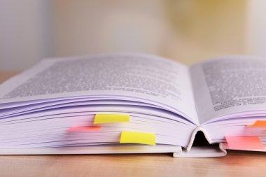 Yer işaretleri ile parlak arka plan masaya kitap