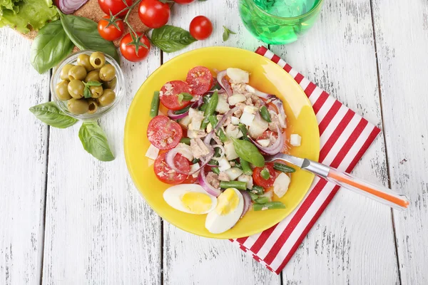 Desayuno fresco con ensalada de verduras servida sobre la mesa — Foto de Stock