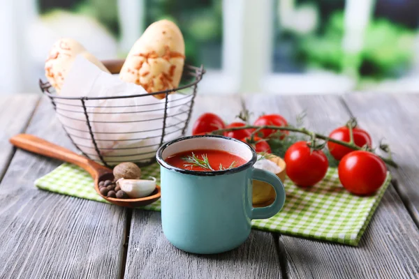 Homemade tomato juice in color mug, bread sticks, spices and fresh tomatoes on wooden table, on bright — Stock Photo, Image