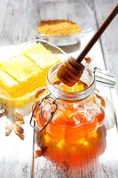Frischer Honig auf Holztisch — Stockfoto
