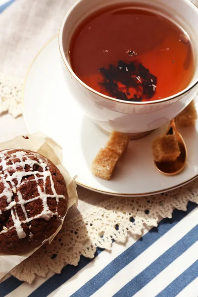 Taza de té en la mesa, de cerca —  Fotos de Stock