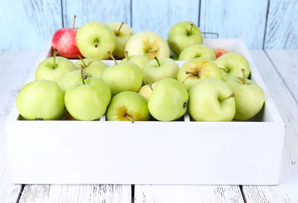 Ripe apples in box on wooden table close-up — Stock Photo, Image