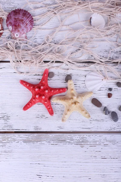 Διακόσμηση από κοχύλια κι seastar κινηματογράφηση σε πρώτο πλάνο στο μπλε ξύλινο τραπέζι — Φωτογραφία Αρχείου