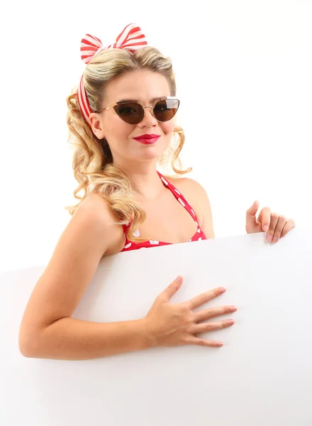 Schönes Mädchen mit hübschem Lächeln im Pinup-Stil, isoliert auf weiß — Stockfoto