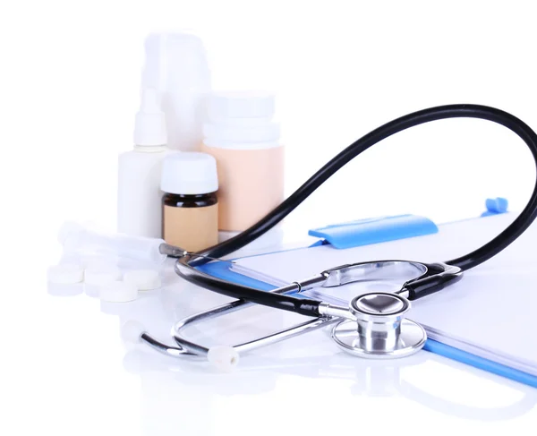 Stéthoscope, pilules, bouteilles isolées sur blanc. concept de médecine — Photo