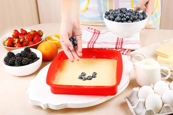 Cuisson tarte savoureuse et ingrédients pour elle sur la table dans la cuisine — Photo