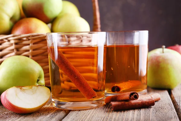 Nature morte avec cidre de pomme et pommes fraîches sur table en bois — Photo