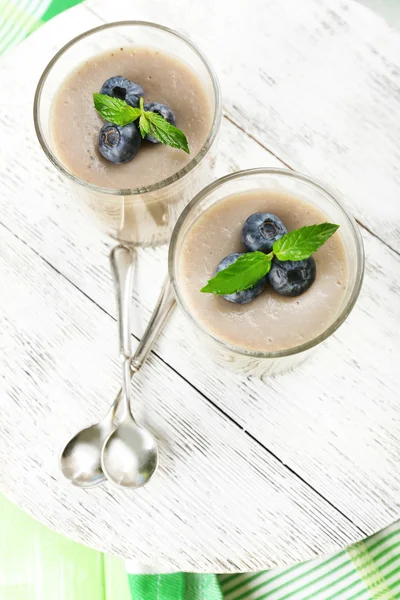 Mousse de baga deliciosa em óculos em close-up de mesa — Fotografia de Stock