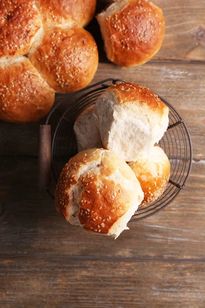 Goda bullar med Sesam på färg trä bakgrund — Stockfoto