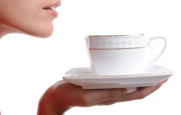 Belle jeune fille avec tasse de café isolé sur blanc — Photo